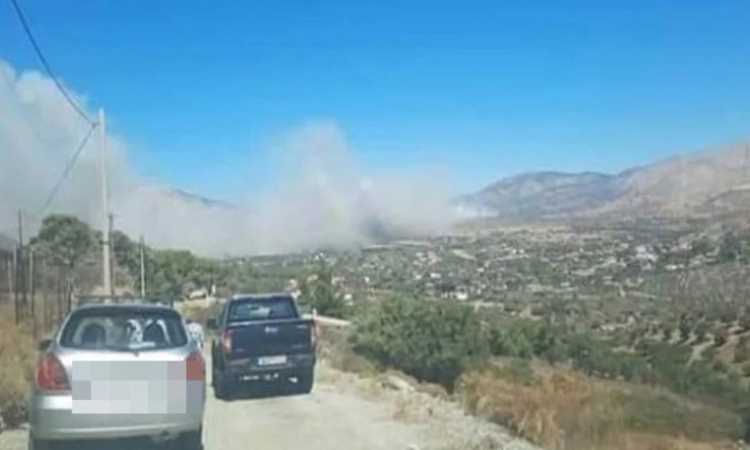 Μεγάλη φωτιά στη Φέριζα, στη Σαρωνίδα, κοντά σε οικισμό -Μήνυμα 112 για εκκένωση προς Λαγονήσι