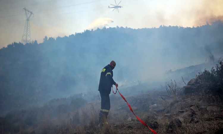 Πυρκαγιά σε χαμηλή βλάστηση στον Κάλαμο – Επιχειρούν επίγειες δυνάμεις της Πυροσβεστικής