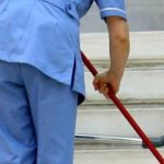 ΚΟΒ ΚΚΕ Αμαρουσίου: Να ανακληθούν οι απολύσεις των σχολικών καθαριστριών