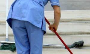 ΚΟΒ ΚΚΕ Αμαρουσίου: Να ανακληθούν οι απολύσεις των σχολικών καθαριστριών