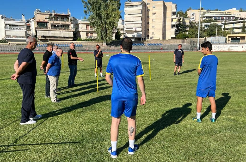 Κοντά στους παίκτες της ποδοσφαιρικής ομάδας του Χολαργού ο δήμαρχος Ηλίας Αποστολόπουλος