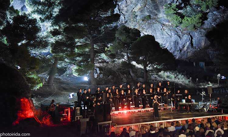 Ιστορική έναρξη του Φεστιβάλ Πεντελικού Όρους με τη Χορωδία της ΕΡΤ στο Αρχαίο Λατομείο