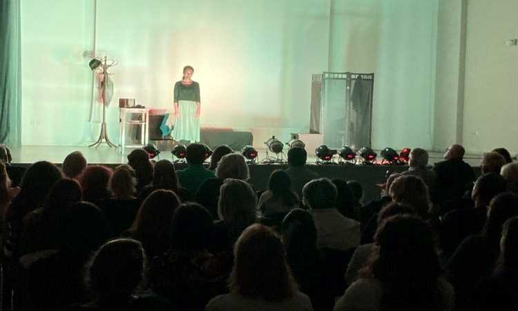 Την παράσταση «Λέλα Καραγιάννη – η μάνα της Αντίστασης» απόλαυσε το κοινό της Μεταμόρφωσης