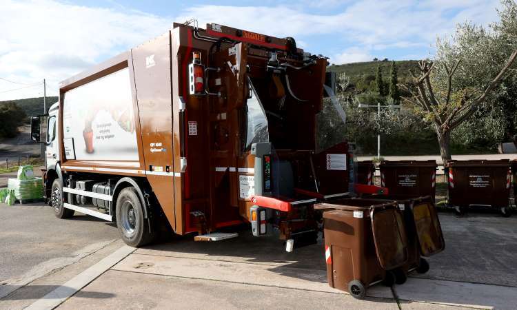Εξοπλισμό συλλογής στερεών αποβλήτων και 500 καφέ κάδους παρέδωσε η Περιφέρεια Αττικής στον Δήμο Μαραθώνα