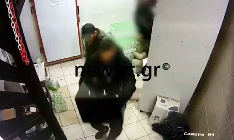 Μαρούσι: Μέσα σε 40 δευτερόλεπτα δράστες αρπάζουν χρηματοκιβώτιο από φούρνο και εξαφανίζονται – Βίντεο