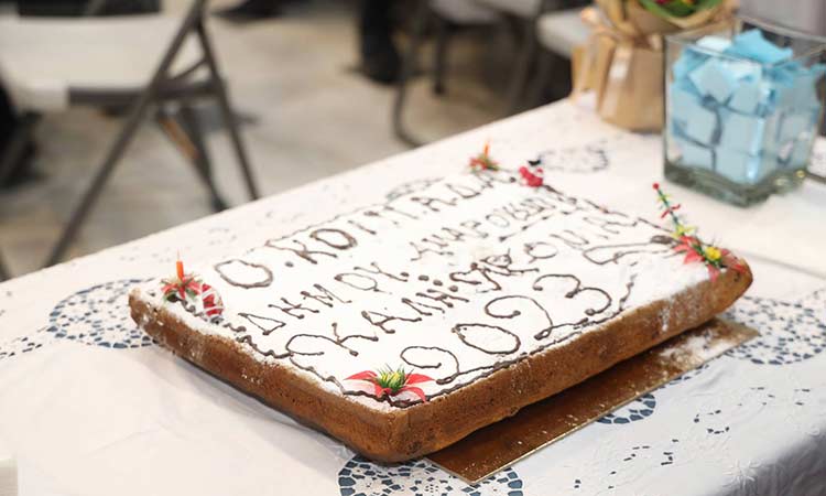 Ο δήμαρχος Αμαρουσίου Θεόδωρος Αμπατζόγλου έκοψε την πίτα των εργαζομένων στον ΟΚΟΙΠΑΔΑ