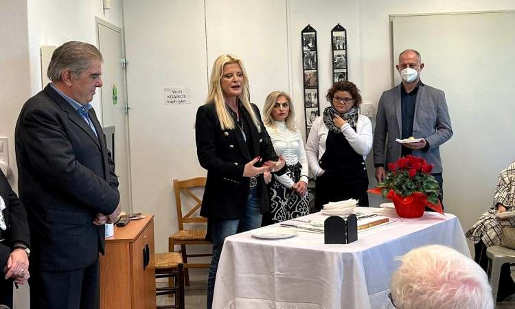 Η υποψήφια δήμαρχος Μαρίνα Σταυράκη – Πατούλη στην εκδήλωση κοπής της βασιλόπιτας στο ΚΑΠΗ Λυκόβρυσης