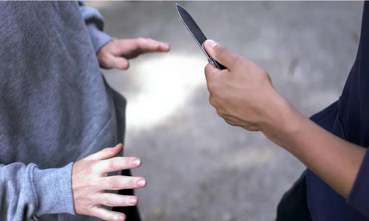 Ηράκλειο: Τρόμος για 17χρονο στον σταθμό του ΗΣΑΠ – Δέχθηκε επίθεση με μαχαίρι