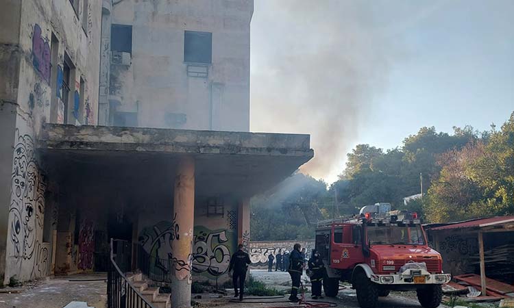 Φωτιά στο πρώην Νοσοκομείο Παπαδημητρίου στα Μελίσσια – Ευθύνες στους φερόμενους ιδιοκτήτες ρίχνει η δήμαρχος Πεντέλης