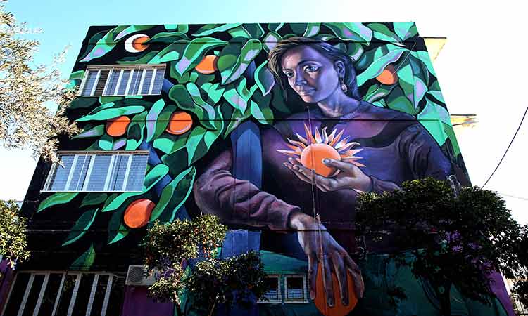 «Το δέντρο της σοφίας» στους τοίχους του 1ου Λυκείου Χαλανδρίου – Πώς φτιάχτηκε το καταπληκτικό graffiti