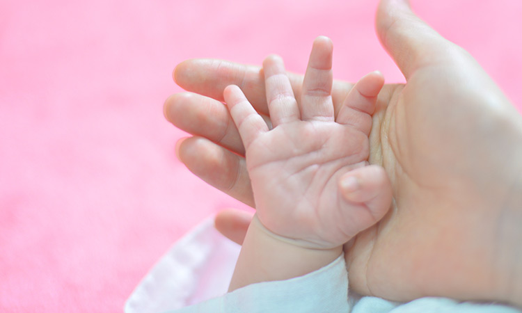 Δόθηκαν τα πρώτα πέντε φετινά επιδόματα των 1.000 ευρώ για τη γέννηση του πρώτου παιδιού στο Ηράκλειο Αττικής