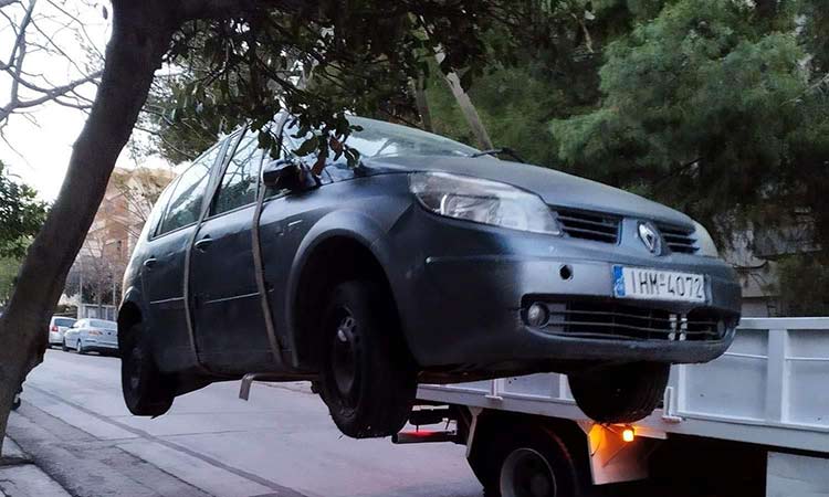 Απομακρύνθηκαν άλλα τρία εγκαταλελειμμένα οχήματα από τον Δήμο Λυκόβρυσης – Πεύκης