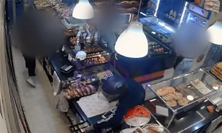 Ένοπλη ληστεία σε φούρνο στα Βόρεια Προάστια -Απειλούσε την υπάλληλο με όπλο (βίντεο)