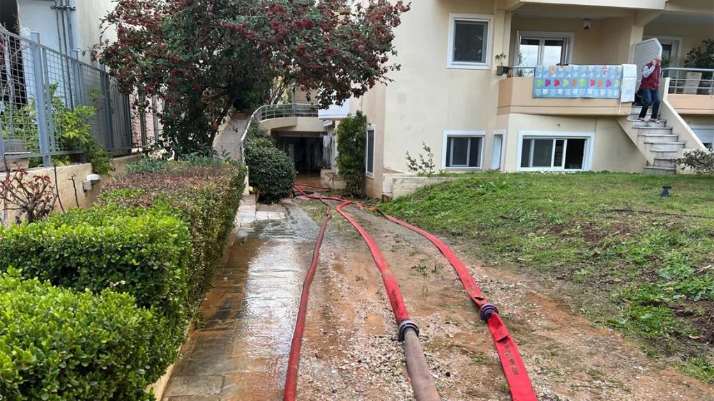 Έσπασε κεντρικός αγωγός της ΕΥΔΑΠ στον Άγιο Θωμά Αμαρουσίου – Πλημμύρισαν σπίτια και δρόμοι