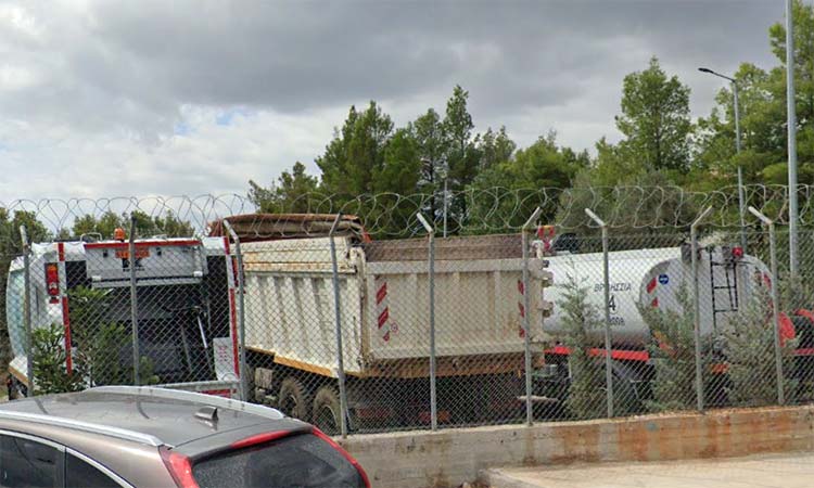 Ουδέν νεότερο από το… μέτωπο των «παρκαρισμένων» απορριμματοφόρων στην πρώην Ναυτική Βάση στα Βριλήσσια