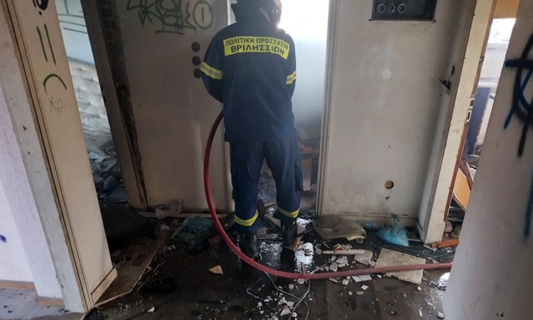 Φωτιά σε εγκαταλελειμμένο κτήριο στα Βριλήσσια