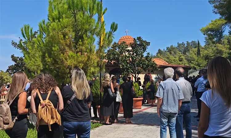 Τελευταίο «αντίο» στην Αλεξάνδρα Νικολαΐδου στο κοιμητήριο Χολαργού