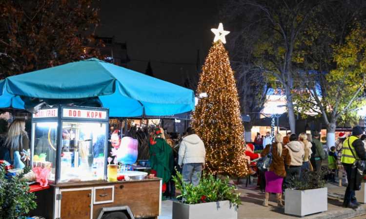 Φωταγωγήθηκε το χριστουγεννιάτικο δένδρο της Λυκόβρυσης