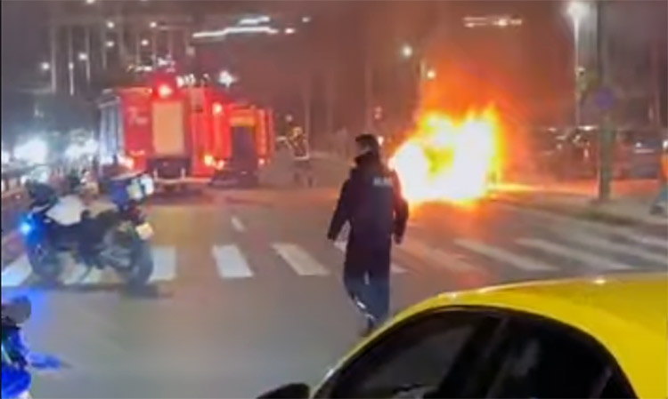 Αναστάτωση στη Φιλοθέη από φωτιά σε Ι.Χ. αυτοκίνητο