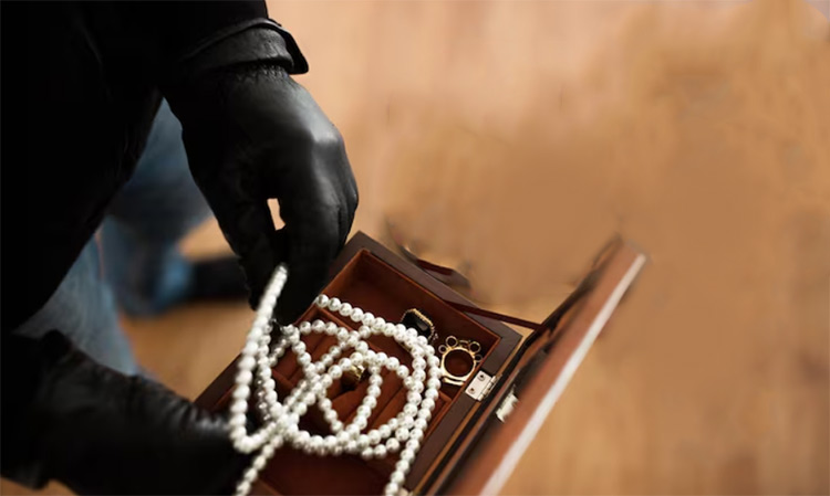 Συνελήφθη 41χρονος που εξαπάτησε ηλικιωμένη στο Νέο Ψυχικό – Της απέσπασε κοσμήματα