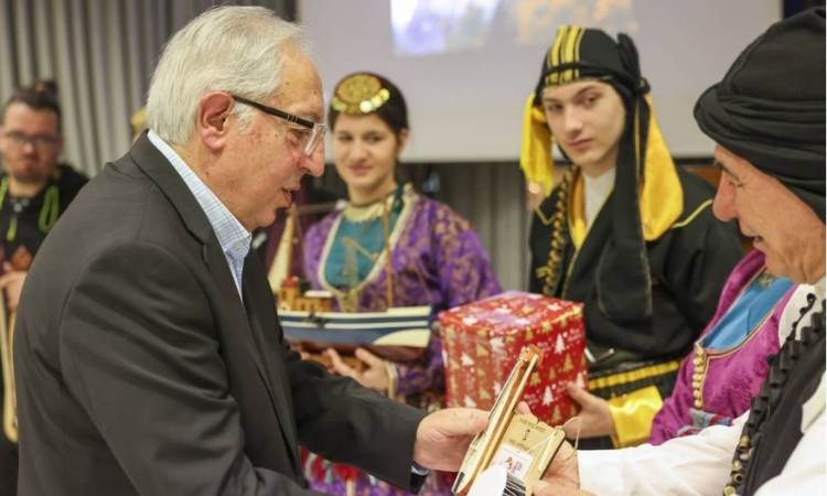 Σύλλογοι και ΚΑΠΗ έψαλαν τα κάλαντα στον δήμαρχο Αμαρουσίου