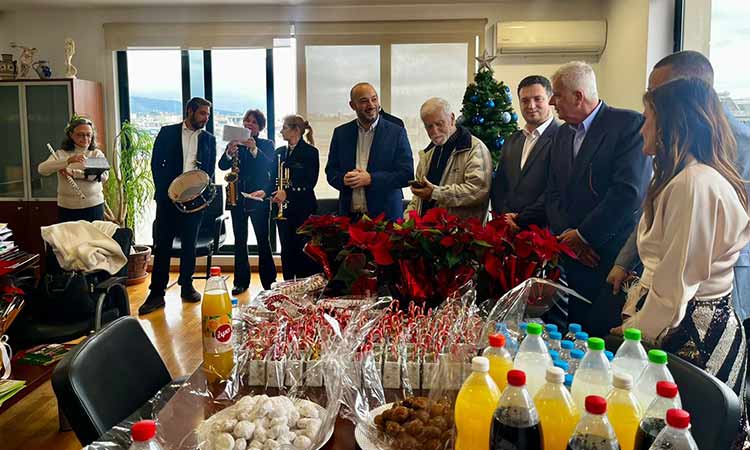 Η παράταξη Λυκόβρυση – Πεύκη Μαζί τα… ψάλλει στον δήμαρχο και τα Χριστούγεννα