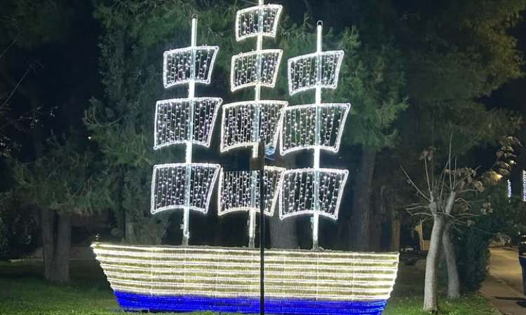 Φωτίστηκε το καράβι στο Ηλιακό Χωριό Πεύκης