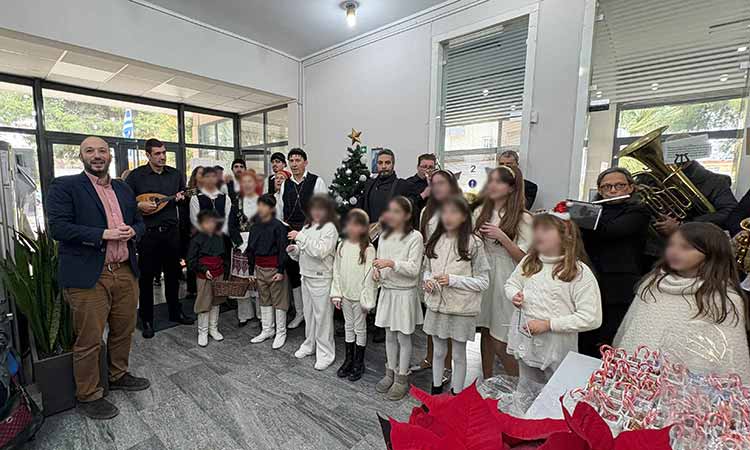 Πρωτοχρονιάτικα κάλαντα στο δημαρχείο Λυκόβρυσης