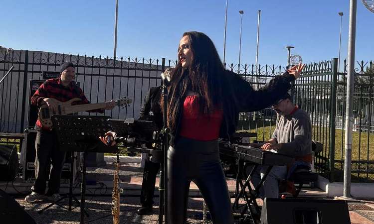 Η Βάλια Σκούρα μάγεψε το κοινό στο Χριστουγεννιάτικο Χωριό του Δήμου Μεταμόρφωσης