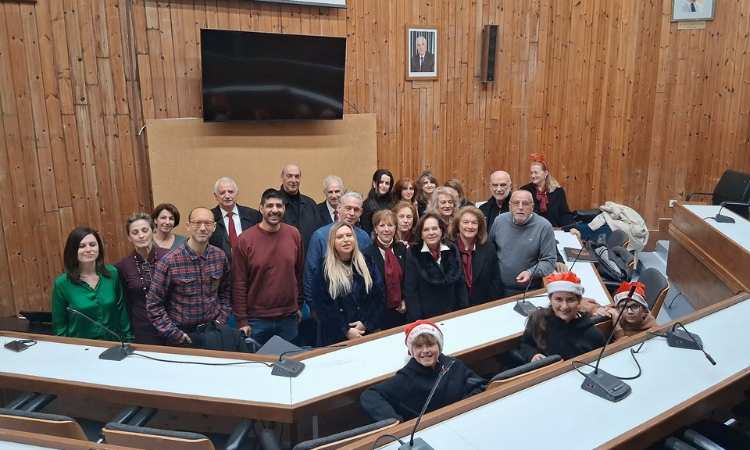 Χριστουγεννιάτικα κάλαντα και ευχές στο δημαρχείο από τη «Χορωδία Κηφισιά 1937»