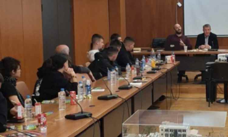 Μαθητές έθεσαν τα αιτήματά τους για τα σχολεία στο δημαρχείο Πεύκης