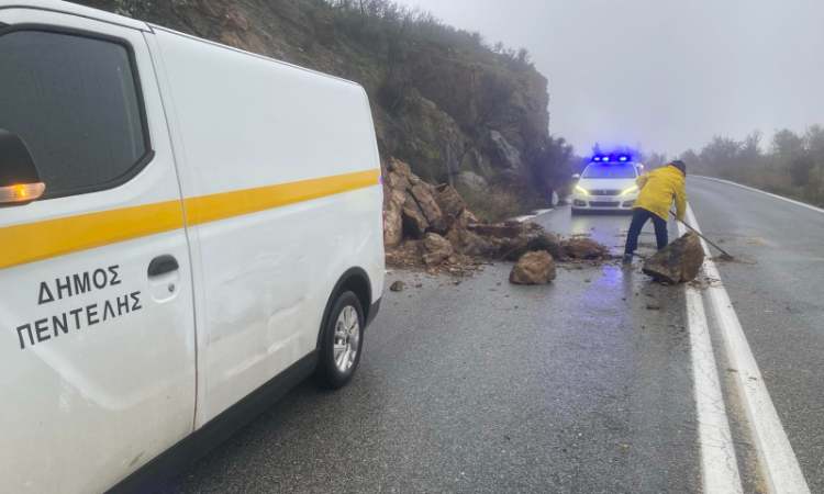 Πεντέλη: Πτώση βραχών στον περιμετρικό δρόμο 414 – Αγίου Πέτρου