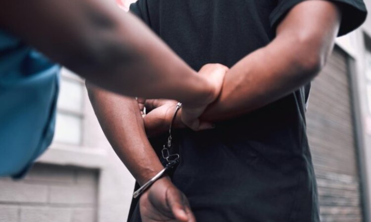 Τρεις συλλήψεις στο ΟΑΚΑ για λέιζερ και μικροποσότητα ναρκωτικών ουσιών