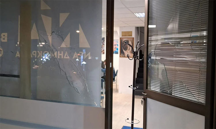 Επίθεση αγνώστων στα γραφεία της Νέας Δημοκρατίας στην Πεύκη