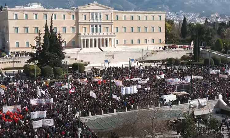 Μεγάλη συγκέντρωση στο Σύνταγμα για τη «μαύρη» επέτειο της τραγωδίας των Τεμπών