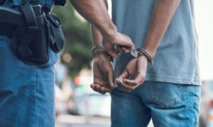 Χειροπέδες σε 22χρονο στην Κηφισιά – Εξαπάτησε ηλικιωμένη αποσπώντας αντικείμενα άνω των 120.000 ευρώ