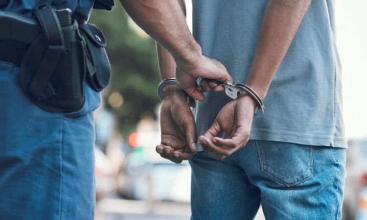 Χειροπέδες σε 22χρονο στην Κηφισιά – Εξαπάτησε ηλικιωμένη αποσπώντας αντικείμενα άνω των 120.000 ευρώ