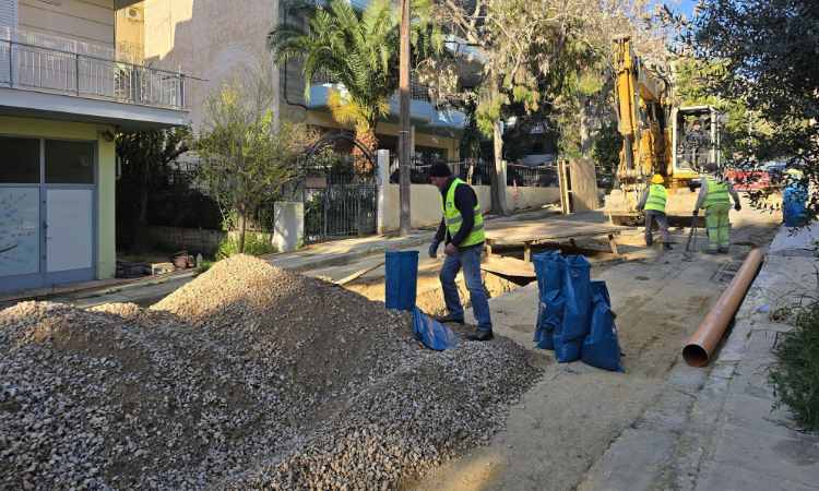 Στην οδό Χρυσανθέμων στο Ηράκλειο Αττικής αντικαθίστανται οι παλιοί αγωγοί αποχέτευσης