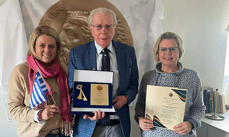 Με τον τίτλο του επίτιμου δημότη Ηρακλείου Αττικής τιμήθηκε ο πρώην δήμαρχος του Muhldorf