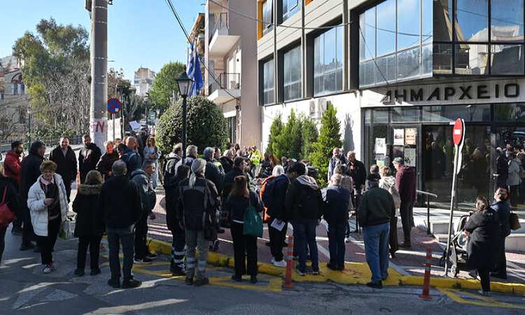 Έξω από το δημαρχείο συγκεντρώθηκαν τη Δευτέρα (30/3) οι εργαζόμενοι του Δήμου Νέας Ιωνίας