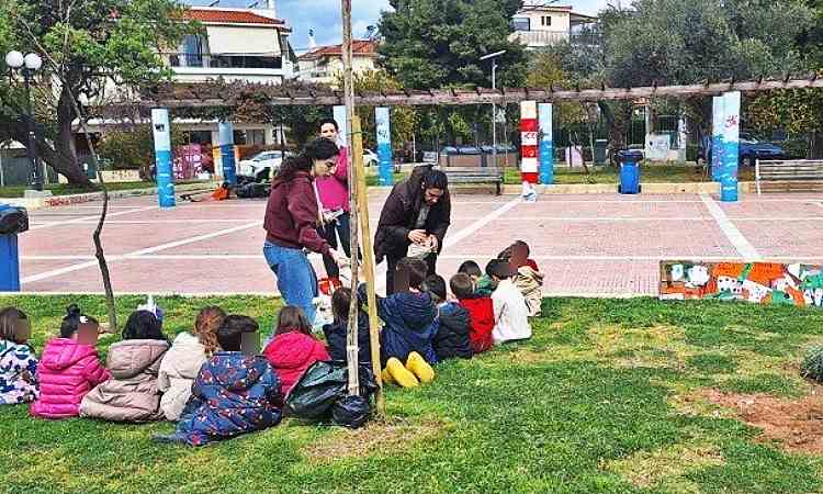 Νέοι θάμνοι φυτεύθηκαν στη Λυκόβρυση με τη συμμετοχή μικρών μαθητών