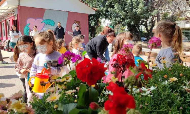 Με χαμόγελα και αρώματα άνοιξης η δενδροφύτευση στο 15ο Νηπιαγωγείο Χαλανδρίου