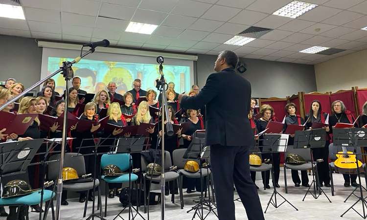 Με θερμή ανταπόκριση από το κοινό η συναυλία-αφιέρωμα στον Δ. Αποστολάτο στα Βριλήσσια