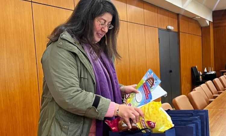 Διατακτικές επιταγές για το Πάσχα παρέδωσε το Κοινωνικό Παντοπωλείο Λυκόβρυσης – Πεύκης