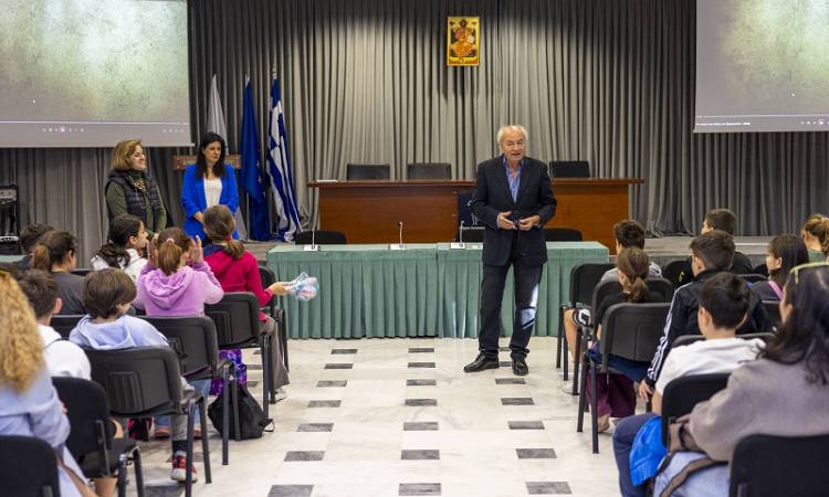 Μαθητές του 3ου Δημοτικού Σχολείου Αμαρουσίου στο δημαρχείο