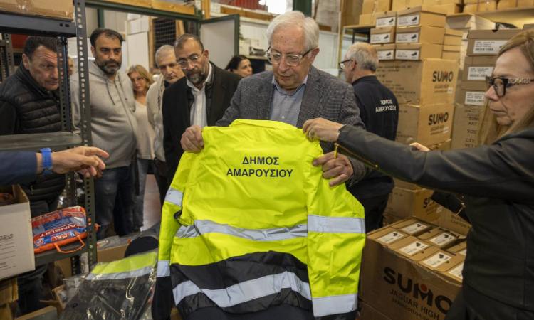 Νέα Μέσα Ατομικής Προστασίας παρέδωσε σε εργαζόμενους ο δήμαρχος Αμαρουσίου