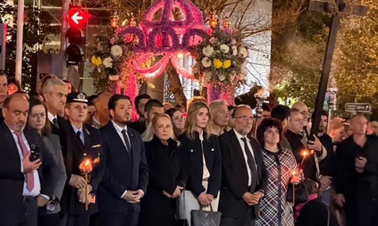 Πλήθος πιστών στην περιφορά και συνάντηση των Επιταφίων στην Κηφισιά