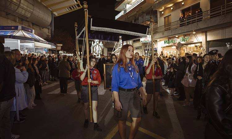 Πλήθος πιστών στην Περιφορά του Επιταφίου στο Μαρούσι