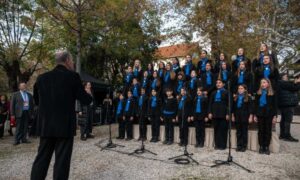 Μικροί χορωδοί στην 72η Ανθοκομική Έκθεση Κηφισιάς στις 10/5