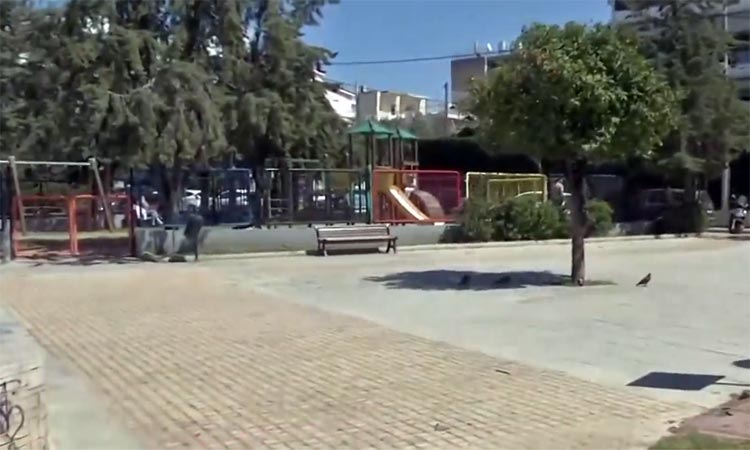 Βίντεο με τον άγνωστο δράστη λίγο πριν επιτεθεί με μαχαίρι σε 17χρονο στο Μαρούσι